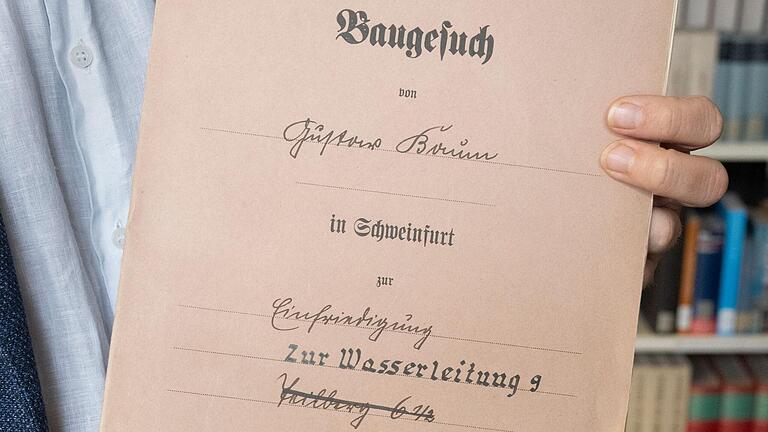 Dieses Baugesuch für eine Einfriedung ist im Stadtarchiv als amtlicher Nachweis einsehbar, dass die Straße 'Teilberg 6 ½' umbenannt wurde in 'Zur Wasserleitung 9'. Die ursprüngliche Bezeichnung ist in den 1950er-Jahren durchgestrichen und durch den neuen Namen ersetzt worden.
