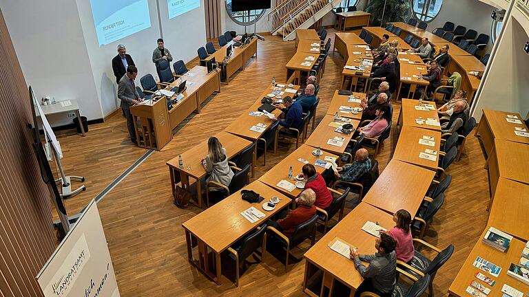 Begrüßung im Landratsamt durch Landrat Florian Töpper beim gemeinsamen Runden Tisch von Seniorenbeauftragten und Beauftragten für die Belange von Menschen mit Behinderung.