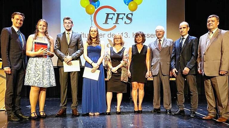 Die besten Absolventen: (von links) Landrat Florian Töpper gratulierte Julia Dombrowski, Nicolai Wilm, Julia Neubauer. Weiter im Bild die Vorsitzende des Elternbeirats, Judith Dümler-Göbel, 3. Bürgermeister der Stadt Schweinfurt, Karl-Heinz Kauczok, Vizepräsident der Hochschule Schweinfurt Prof. Dr. Jürgen Hartmann, Schulleiter Harald Bauer.