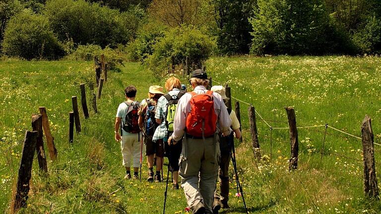 Eine Wandergruppe unterwegs auf der Extratour 'Hilderser'. Foto: Hans-Jürgen Neumann       -  Eine Wandergruppe unterwegs auf der Extratour 'Hilderser'. Foto: Hans-Jürgen Neumann