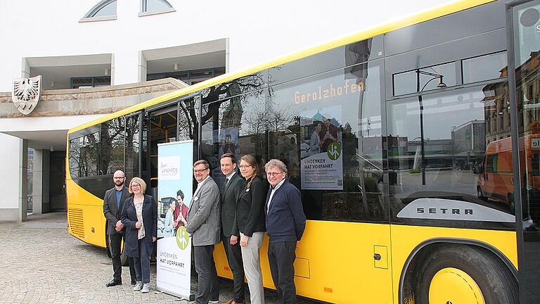 Hoffen auf eine gute Beteiligung an der Onlinebefragung für das Mobilitätskonzept des Landkreises Schweinfurt (von links): Dieter Stepner von der kobra NVS Gmbh Kassel, die fachlich das Projekt begleitet, CSU-Kreisrätin und ÖPNV-Beirätin Beate Glotzmann, der ÖPNV-Beauftragte des Landkreises, Michael Graber, Landrat Florian Töpper, Theresa Wunderlich von der Abteilung Mobilität und Energie am Landratsamt und Lothar Kleinhenz als Vertreter von der Verkehrsgemeinschaft Schweinfurt. Er hatte seinen Bus ausnahmsweise vor dem Landratsamt  geparkt - als Ort für die Pressekonferenz vor dem Start der großen Online-Bürgerbefragung am 11. April.