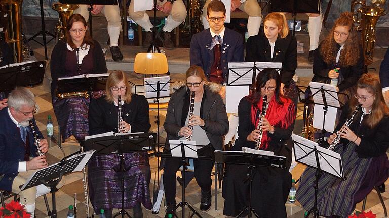 Das Klarinettenquintett mit (von links) Pius Ziegler, Annika Hesselbach, Nicole Reinhardt, Birgit Crestani und  Clara Jäger begeistert  beim Konzert der Musikkapelle Kleineibstadt in der Ortskirche.