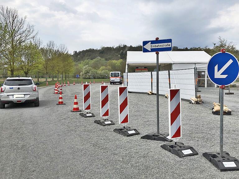 Auf dem Gelände der „Drive-Through“-Teststation sind die genauen Anweisungen des Personals zu befolgen.