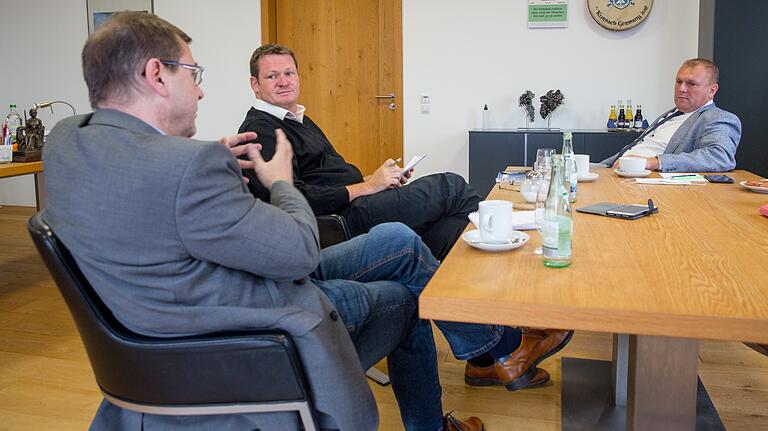 Landrat Thomas Eberth (rechts) im Gespräch mit den Main-Post-Redakteuren Torsten Schleicher (links) und Thomas Fritz.&nbsp;