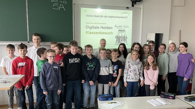 Die „Digitalen Helden“ zu Besuch in der 5a. Von links nach rechts im weißen T-Shirt sind Jan Leimeister, Nico Huber, Nina Roth und Angela Ebert (alle 8a).