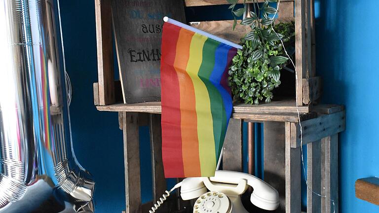 In der Bar von Peggy Pusch in Bad Neustadt zeigten zahlreiche Regenbogenfahnen, dass sie sich in der Community für queere Menschen engagiert. Dem Verein PrideNES will Pusch auch in Zukunft treu bleiben.