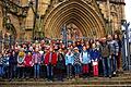 Ministranten-Ausflug nach Erfurt       -  (tk)   Über 50 Ministranten aus der Pfarreiengemeinschaft Immanuel (Oberelsbach) machten sich mit dem Bus auf den Weg nach Erfurt zu einem gemeinsamen Ministrantenausflug. Zuerst besuchten sie den KIKA und den MDR, wo Mitarbeiter der beiden Fernseh-Sender sie durch das Landesfunkhaus führten und ihnen vieles rund um das Fernsehen und das Radio erklärten. Besonders beliebt war dabei die Besichtigung der Original-Kulissen der KIKA-Serie &bdquo;Schloss Einstein&ldquo;. Nach dem anschließenden Mittagessen im KIKA hatten die Ministranten die Wahl, ob sie entweder die Erfurter Innenstadt oder den Erfurter Zoo erkunden wollten. Den Tag rundete schließlich eine gemeinsame Führung durch den Erfurter Dom ab (siehe Photo). Regionaljugendseelsorger Thorsten Kapperer, der gemeinsam mit Pfarrer Andreas Bosl und den Ministranten-Verantwortlichen aus der Pfarreiengemeinschaft den Tag organisierte, war begeistert: &bdquo;Ich bin sehr froh und zufrieden, dass der Tag so toll gelaufen ist. Wir hatten alle sehr viel Spaß, die Stimmung in der Gruppe war klasse!&ldquo;