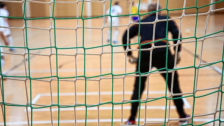 The background of futsal goalkeeper - Fußball in der Halle: Die Meldungszahlen für die Kreismeisterschaft im Raum Main-Spessart sind gering, die Gründe dafür vielschichtig. The background of futsal goalkeeper - Fußball in der Halle: Die Meldungszahlen für die Kreismeisterschaft im Raum Main-Spessart sind gering, die Gründe dafür vielschichtig.