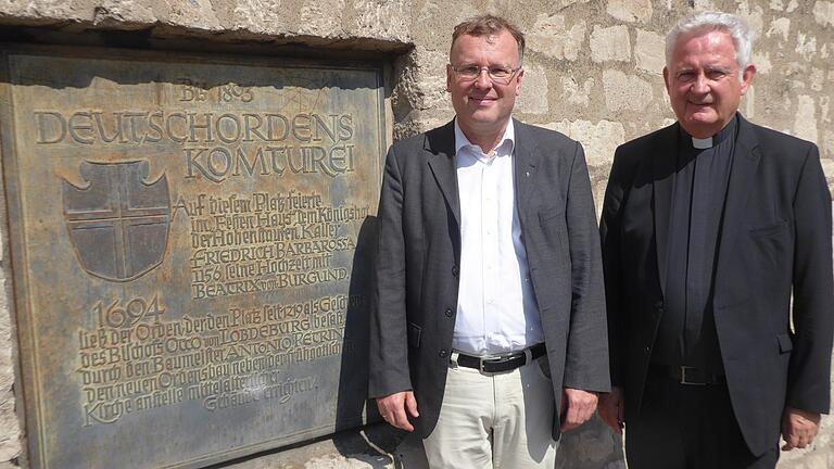 Vom Deutschen Orden zeugt in Würzburg eine Gedenktafel an der Deutschhauskirche. Im Bild: Thomas Richter (links), Vizekomtur Franken, und Günter Putz, Geistlicher Assistent der Komturei Franken.