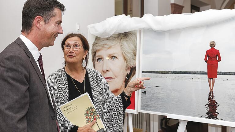 Initiative „Mein Erbe tut Gutes': Vernissage zur Fotoausstellung von Fotografin Bettina Flitner 'Das Prinzip Apfelbaum' im Rathaus Würzburg, 27.10.2019. Christian Schuchardt (Oberbürgermeister der Stadt Würzburg) und Susanne Anger (Sprecherin der Initiative „Mein Erbe tut Gutes“) im Gespräch vor einem enthüllten Foto der Künstlerin.