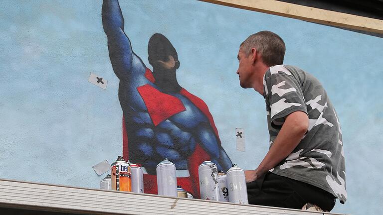 Einen Superman haben Jamie Paul und Stefanie Scanlon auf die Scheunenwand des Hutzelhofes an der Grabenstraße gesprayt.