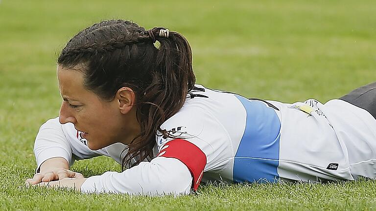 Enttäuschung bei der Segnitzer Spielführerin Tatjana Müller. Nach nur einem Spiel war der Ausflug ihrer Mannschaft zur Endrunde der deutschen Faustball-Meisterschaft vorbei. Enttäuschung bei der Segnitzer Spielführerin Tatjana Müller. Nach nur einem Spiel war der Ausflug ihrer Mannschaft zur Endrunde der deutschen Faustball-Meisterschaft vorbei.
