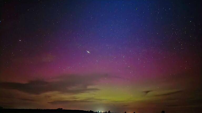 Polarlichter über Deutschland.jpeg       -  Im November 2023 waren teilweise selbst in Süddeutschland Polarlichter zu sehen. Wie häufig können Polarlichter hierzulande beobachtet werden?