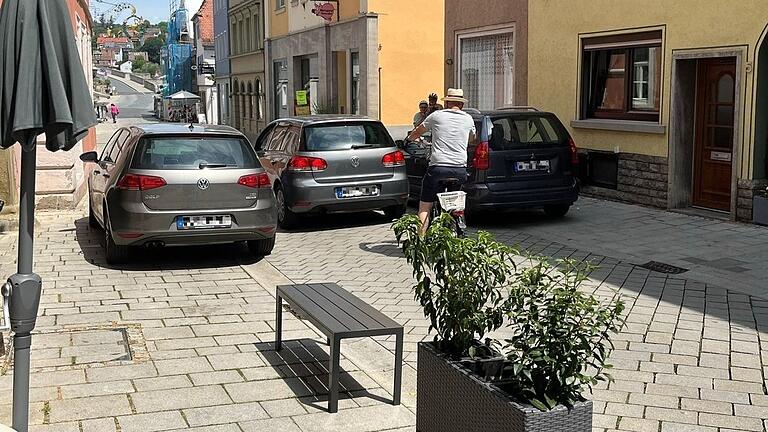 Eigentlich ist Parken in diesem Teil der Brückenstraße in Ochsenfurt nicht erlaubt. Allerdings halten sich daran nicht alle Autofahrerinnen und Autofahrer.