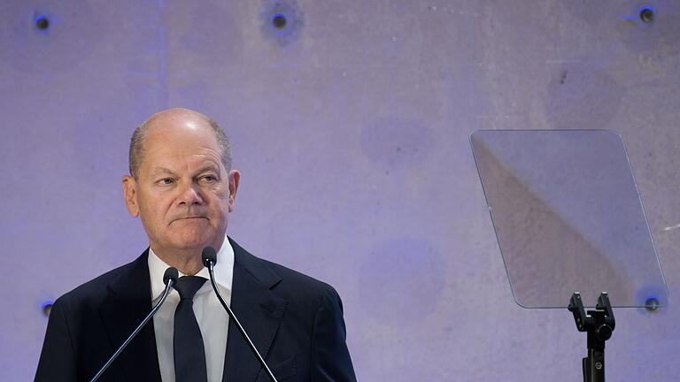 Scholz besucht Bundesamt für Migration und Siemens       -  Bundeskanzler Olaf Scholz (SPD) kommt nach Franken. Bevor er sich einen Bio-Bauernhof in der Nähe von Neustadt/Aisch ansieht, besucht er das Bundesamt für Migration und Flüchtlinge und den Medizingerätehersteller Siemens Healthineers.