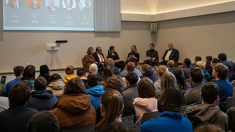 Über 100 Teilnehmende des Caritas-Don Bosco-Bildungszentrums diskutierten im Rahmen einer Podiumsdiskussion mit Politikerinnen und Politikern aus der Region. Über 100 Teilnehmende des Caritas-Don Bosco-Bildungszentrums diskutierten im Rahmen einer Podiumsdiskussion mit Politikerinnen und Politikern aus der Region.