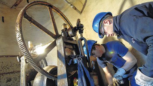 Mit viel Geschick und äußerster Vorsicht: Arbeiter bauen den seltenen Hydraulischen Widder ab, der am Zeller Bock Häuser mit Wasser versorgte.NORBERT SCHWARZOTT