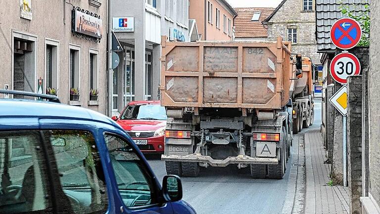 Rimpar       -  Zwei Kreisstraßen und die Staatsstraße zwischen Würzburg und Arnstein treffen in Rimpar aufeinander und bringen Lärm und Schmutz mit sich. Dass eine Umgehung kommen muss ist deshalb keine Frage mehr &ndash; es geht nur noch um die Kostenaufteilung. Der Kreistag hat jetzt eine Beteiligung beschlossen &ndash; seinen Anteil aber auf drei Millionen Euro gedeckelt.