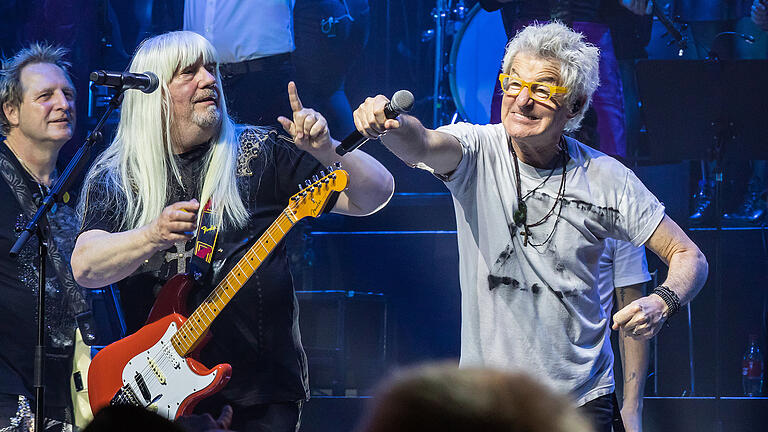 Sind die Haare echt? Sweet-Gitarrist Andy Scott (links) mit REO-Speedwagon-Sänger Kevin Cronin.