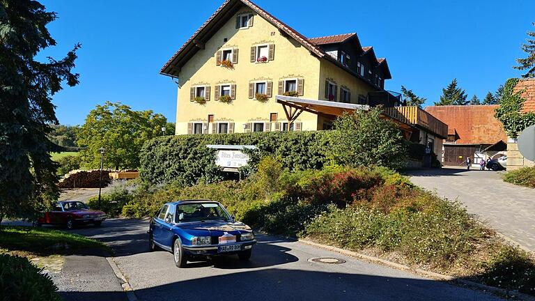 RO80 vor dem Alten Forsthaus in Bischofsheim. RO80 vor dem Alten Forsthaus in Bischofsheim.