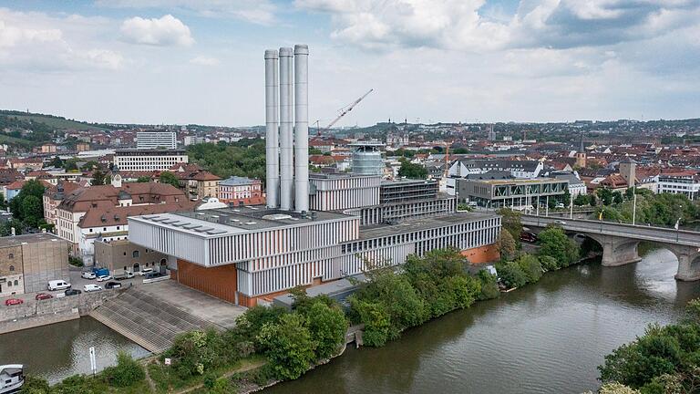 Das Heizkraftwerk in Würzburg wächst weiter. Auf dem Dach eines Lager- und Technikgebäudes zwischen Kraftwerk, Altem Hauptzollamt und Kulturspeicher auf der südöstlichen Seite des Oskar-Laredo-Platzes entstehen in einem neuen Geschoss in Holzbauweise rund 20 moderne Büroarbeitsplätze.