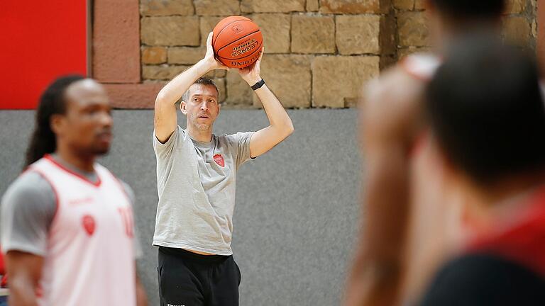 Beim Training der Würzburg Baskets beobachtet Co-Trainer Dejan Mihevc das Geschehen meist aus dem Hintergrund. Hier passt er einen Ball zurück zu den Spielern auf dem Feld.