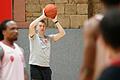 Beim Training der Würzburg Baskets beobachtet Co-Trainer Dejan Mihevc das Geschehen meist aus dem Hintergrund. Hier passt er einen Ball zurück zu den Spielern auf dem Feld.