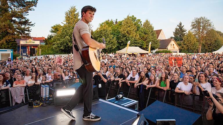 Wincent Weiss spielte in Kitzingen nach eigenen Angaben sein erstes Open-Air-Konzert in diesem Jahr.