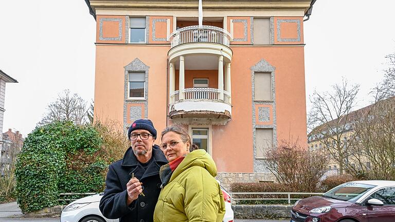 'Sicherungsmaßnahmen'? Nachdem die Eberhardts die Schlüsselübergabe verweigerten, machten sich Bauarbeiter an der Balkonanlage unter ihrer Wohnung (ganz oben)&nbsp;im Würzburger Frauenland zu schaffen.