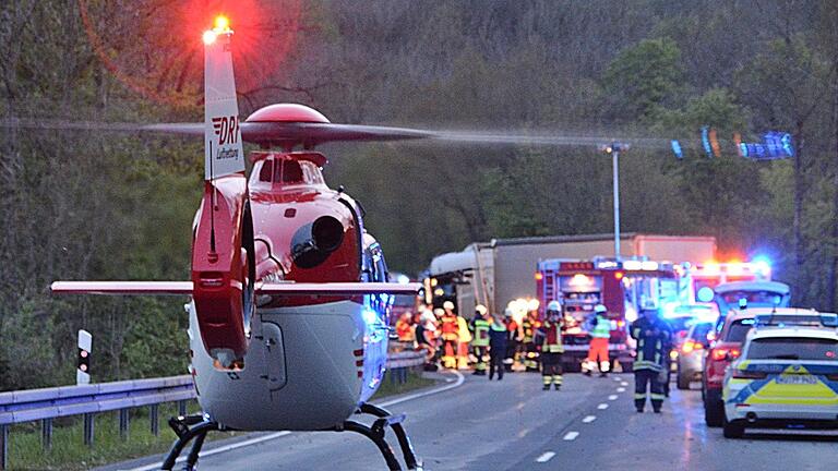 Die schnelle Hilfe für die verletzten Personen steht bei Unfällen an erster Stelle. Oftmals musste die Feuerwehr vorher bei der Rettung aus dem Fahrzeug mithelfen. Die schnelle Hilfe für die verletzten Personen steht bei Unfällen an erster Stelle. Oftmals musste die Feuerwehr vorher bei der Rettung aus dem Fahrzeug mithelfen.