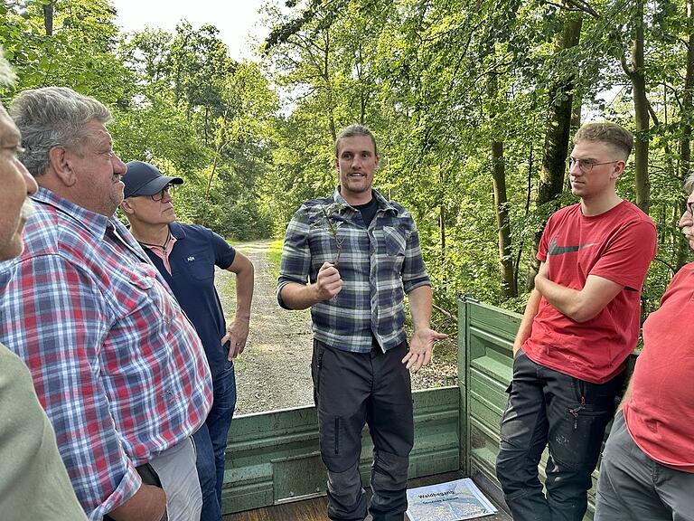 Auf dem Anhänger ging es bei der Besichtigungsfahrt des Gemeinderats und Mitglieder der Waldkörperschaften sowie des gemeindlichen Bauhofs mit Förster Florian Höhn durch den gemeindlichen Wald in Aubstadt. Auf dem Anhänger ging es bei der Besichtigungsfahrt des Gemeinderats und Mitglieder der Waldkörperschaften sowie des gemeindlichen Bauhofs mit Förster Florian Höhn durch den gemeindlichen Wald in Aubstadt.