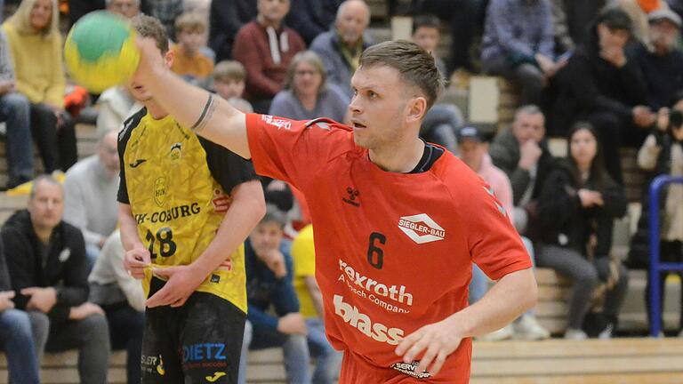 Für Spielertrainer Maximilian Schmitt und seinen TSV Lohr hat das Heimspiel am Samstag gegen den TSV Roßtal enorme Bedeutung im Abstiegskampf der Handball-Regionalliga.