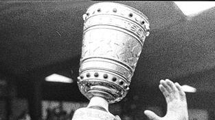 Das ist das Ding: Gleich zweimal konnte Gerd Zewe, so wie hier im Jahr 1980, den DFB-Pokal nach einem Finalsieg nach oben stemmen.