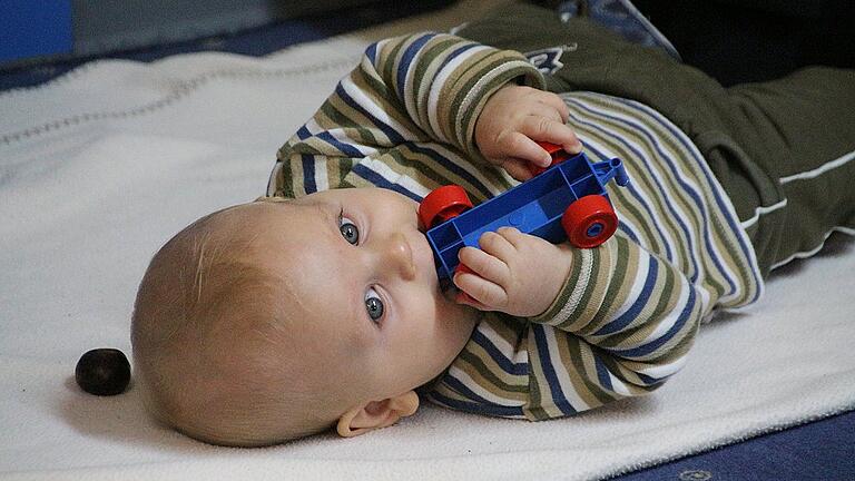 Na, was gibt es denn da zu sehen? Während die älteren Kinder spielen, schauen die Kleinsten interessiert zu. Foto: Martin Nefzger