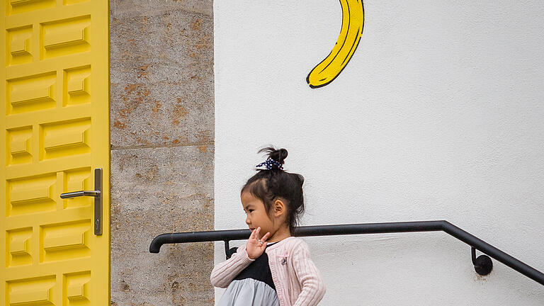 Die Volksbanane faszinierte auch Yuchen Wang. Ihr Papa musste sie davor fotografieren.&nbsp;