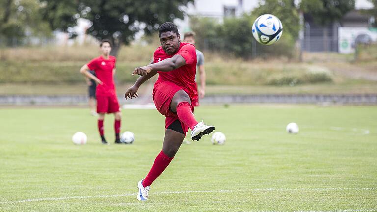 Dem Flüchtling Prince Otsibu aus Ghana droht die Abschiebung. Der TV Haßfurt, bei dem er Fußball spielt, sammelt Unterschriften für eine Petition im bayerischen Landtag. Das Bild zeigt Otsibu beim Aufwärmtraining vor einem Spiel im Juli.