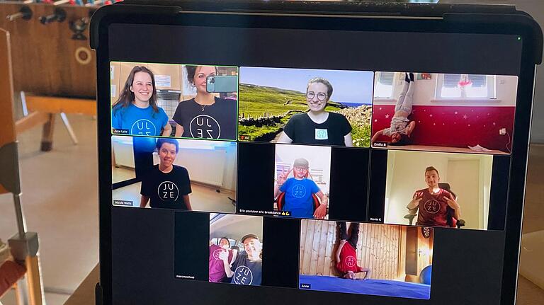 'Juze In Motion goes Zoom!': 50 Teilnehmer haben in der ersten Osterferienwoche gemeinsam mit den Juze-Trainern online im Live-Video-Chat getanzt. 'Juze In Motion goes Zoom!': 50 Teilnehmer haben in der ersten Osterferienwoche gemeinsam mit den Juze-Trainern online im Live-Video-Chat getanzt.