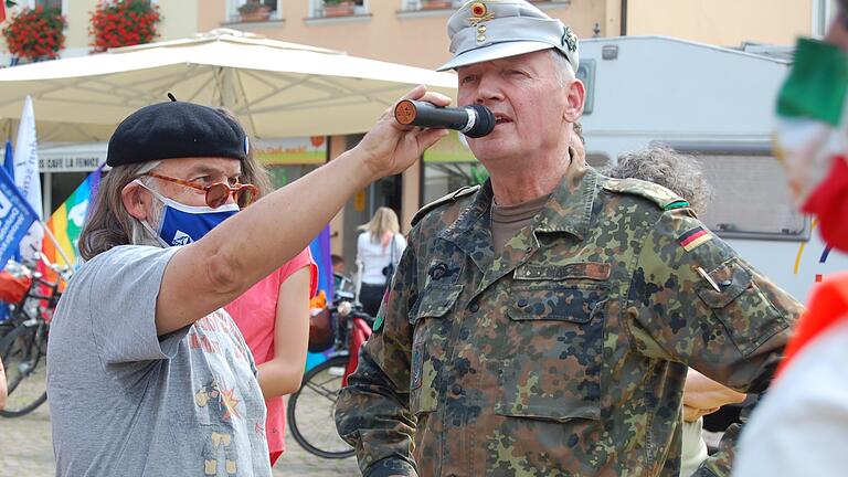 Weil das Mikrofon ab und zu streikte, ging Bernhard Kusche Brigadegeneral Matz zur Hand.&nbsp; &nbsp; &nbsp; &nbsp;