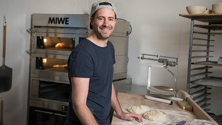 Steffen Schneider vor dem Etagenbackofen in seiner Garage. Hier backt er einmal im Monat Brot für seine Nachbarschaft im Münnerstädter Ortsteil Althausen.