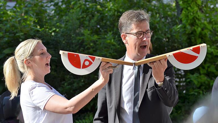 Kultusstaatssekretärin Anna Stolz und Oberbürgermeister Christian Schuchardt eröffnen den Lauf.