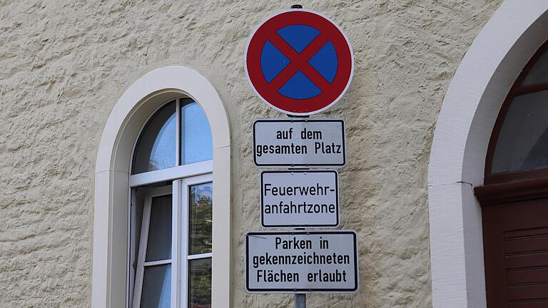 Auf dem gesamten Platz vor der St.-Hedwig-Schule gilt absolutes Halteverbot. Und: Der Bereich ist sogar als Feuerwehrzufahrt gekennzeichnet.