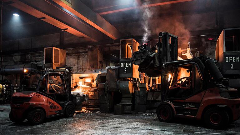 Für die Eisen- und Aluminiumgießerei von Franken Guss werden riesige Mengen von Koks, Gas und Strom benötigt. Für die Eisen- und Aluminiumgießerei von Franken Guss werden riesige Mengen von Koks, Gas und Strom benötigt.