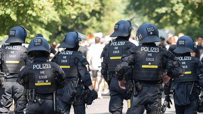 Immer wieder kommt es rund um Fußballspiele zu Konflikten zwischen Polizei und Fans. Fanhilfen aus Bayern haben sich mit ihren Anliegen vor der Landtagswahl an die Parteien gewandt.