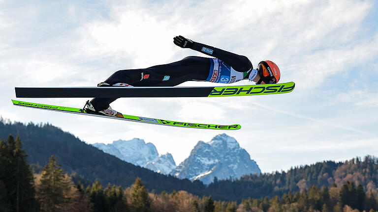 Skispringen in Engelberg im TV und Live-Stream heute: Der Skisprung-Weltcup 2023/24 der Männer wird live im Fernsehen gezeigt (16.12.-17.12.). Zeitplan, Sender und Mediathek hier.  Foto:       -  Karl Geiger (hier beim Weltcup im schweizerischen Engelberg) gehört neben Andreas Wellinger und Pius Paschke zu den Überfliegern im DSV-Skisprungteam. Vor der am Donnerstag in Oberstdorf beginnenden Vierschanzentournee fehlt dem 30-Jährigen aber noch ein wenig die Konstanz.