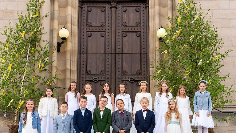 In der Kirche St. Michael und Johannes der Täufer in Eltmann fand die Erstkommunion statt. Folgende Kinder gingen zum ersten Mal zum Tisch des Herrn (hinten links): Milena Biroga, Sophia Herz, Luisa Butsch, Anna Klement, Mariella Jäger, Annabell Häfner, Maxi-Luisa Reinhart, Leni Ulbricht, Lena Thäle; (vorne links) Maja Röder, Finn Schmitt, Lennard Zuber, Milan Eichelsdörfer, Jakob Wiesneth, Jonas Fößel, Jola Müller. Pfarrer Hr. Öchsner und Gemeindereferent Hr. Kuhn haben den Gottesdienst begleitet.