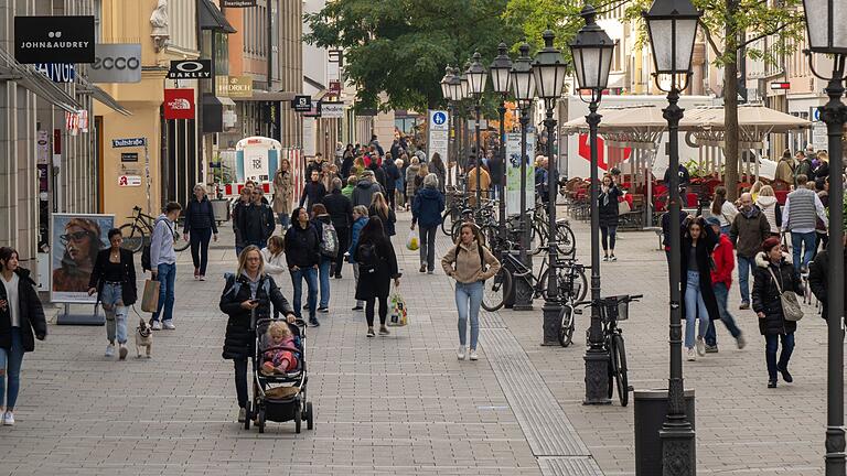 Passanten in der Münchner Fußgängerzone       -  Die Innenstädte in Deutschland werden zunehmend als langweilig wahrgenommen.