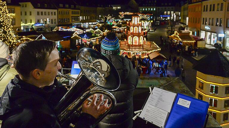 Die Turmbläser der Musikschule Schweinfurt haben den Weihnachtsmarkt vom Rathausturm aus feierlich eröffnet.