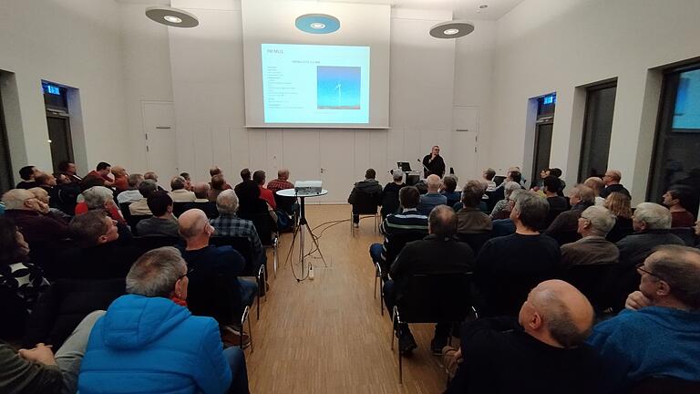 Bei der Infoveranstaltung im Pfarrheim stand Projektentwickler Andreas Scharf von der Firma Primus Rede und Antwort zu den fünf geplanten Windkraftanlagen am Sternberg. Bei der Infoveranstaltung im Pfarrheim stand Projektentwickler Andreas Scharf von der Firma Primus Rede und Antwort zu den fünf geplanten Windkraftanlagen am Sternberg.
