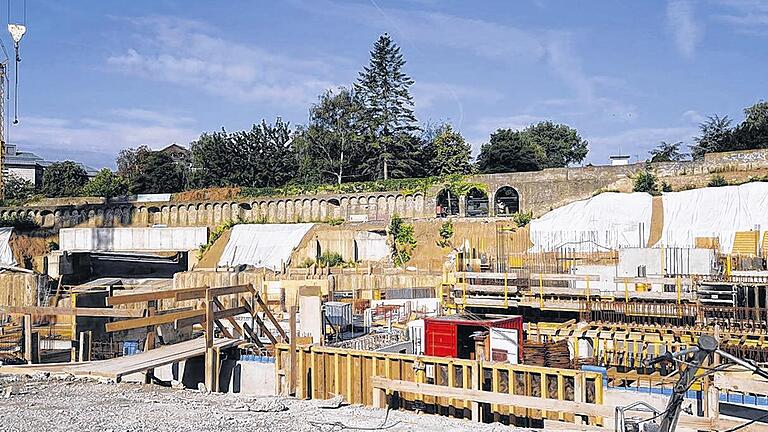 Der Blick gen Stadtmauer: Links ist die rechteckige Einfahrt der Tiefgarage zu sehen.