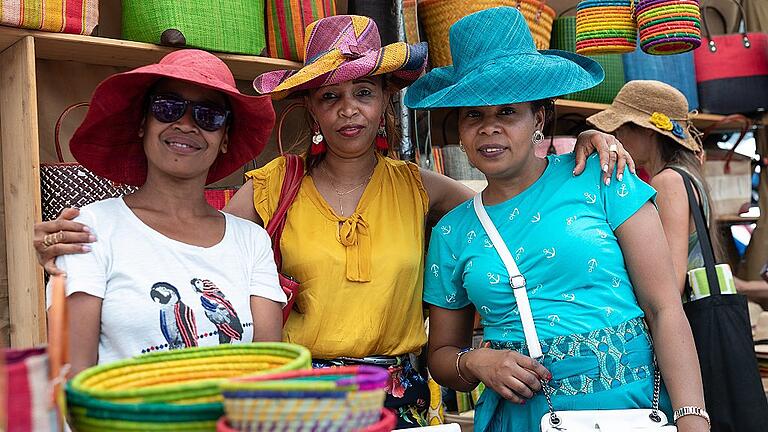 Der Stand von Vanessa Ranaino (von links) aus Madagaskar auf dem Afrika Festival begeistert die beiden Madagassen Abeline Rasoanirina und Amelie Rameuankavana. Mit dem Verkauf der Waren werden benachteiligte Kinder unterstützt, die sonst nicht zur Schule gehen könnten.